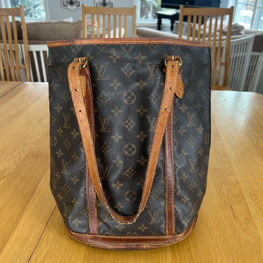 Louis Vuitton Bag, good condition! Fantastic roomy bag. Great price!!